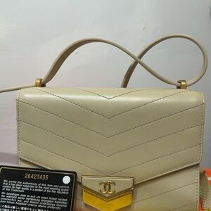 CHANEL Cream Chevron Quilted Leather Shoulder Bag with Gold Hardware